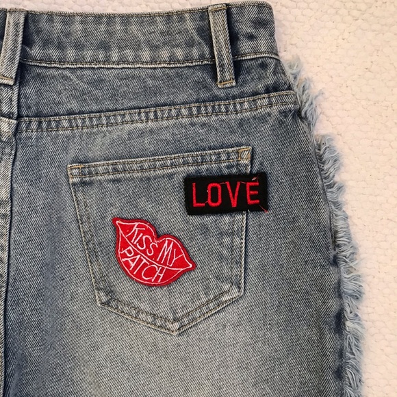 MINKPINK Free Ride Patch Denim Shorts S New - Picture 4 of 8